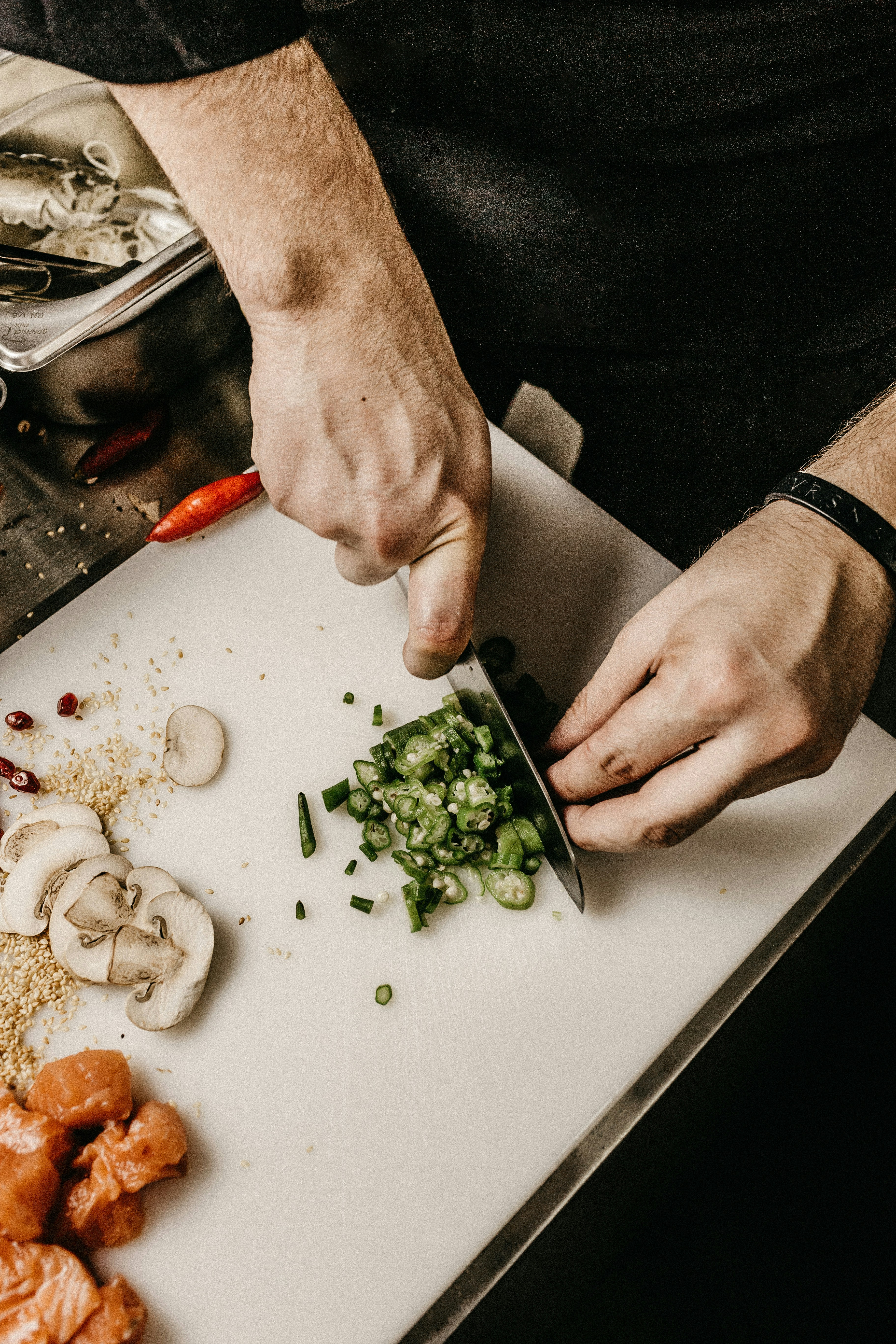 AI-powered meal planning interface showing weekly calendar with optimized meals and ingredient overlap analysis